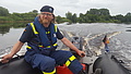THW-Mitarbeiter Andreas Stöven mit einem Schlauchboot auf der Eider.