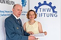 Wolfgang Drewes(Ortsbeauftragter) übergibt einen Projektanrag an Claudia Schur(Geschäftsführerin THW-Stiftung).